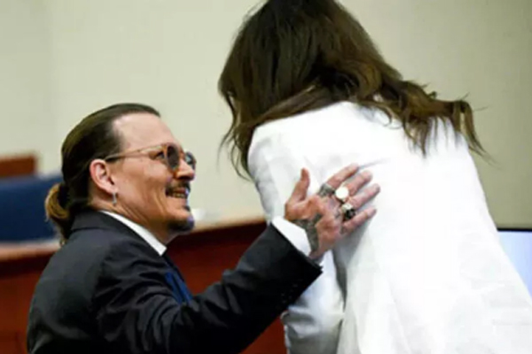 Bị đồn cặp kè thân chủ, luật sư xinh đẹp của Johnny Depp có hành động &quot;giải oan&quot; - Ảnh 2.