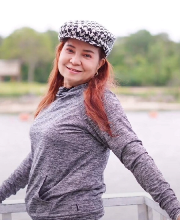 “Phi công” 18 tuổi hẹn hò với bạn gái U60, bố mẹ của anh chàng nói 1 câu gây choáng - Ảnh 1. “Phi công” 18 tuổi hẹn hò với bạn gái U60, bố mẹ của anh chàng nói 1 câu gây choáng - Ảnh 1.