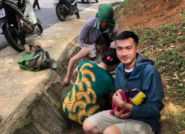Trung úy Công an kịp thời giúp sản phụ vượt cạn bên vệ đường - Ảnh 1.