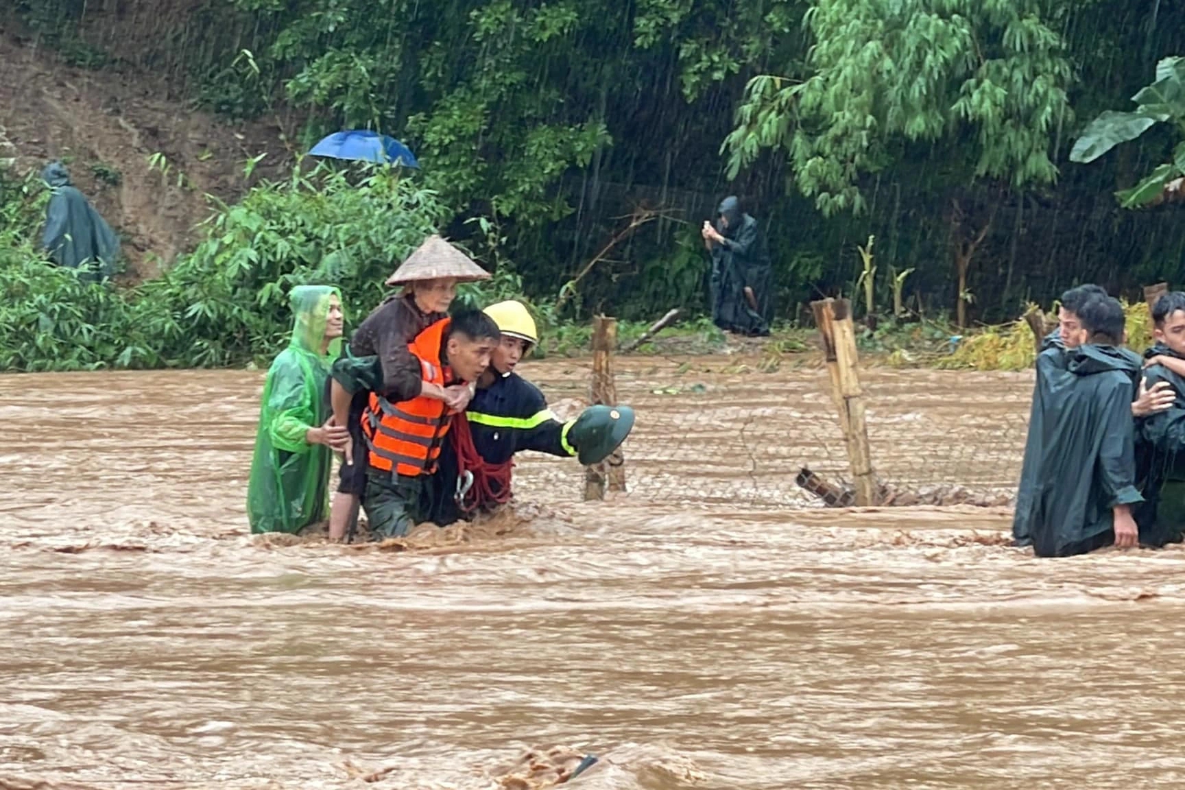 Nước lũ d&acirc;ng cao ngang người, &ocirc; t&ocirc; "bơi" ở phố n&uacute;i Sơn La - Ảnh 2.