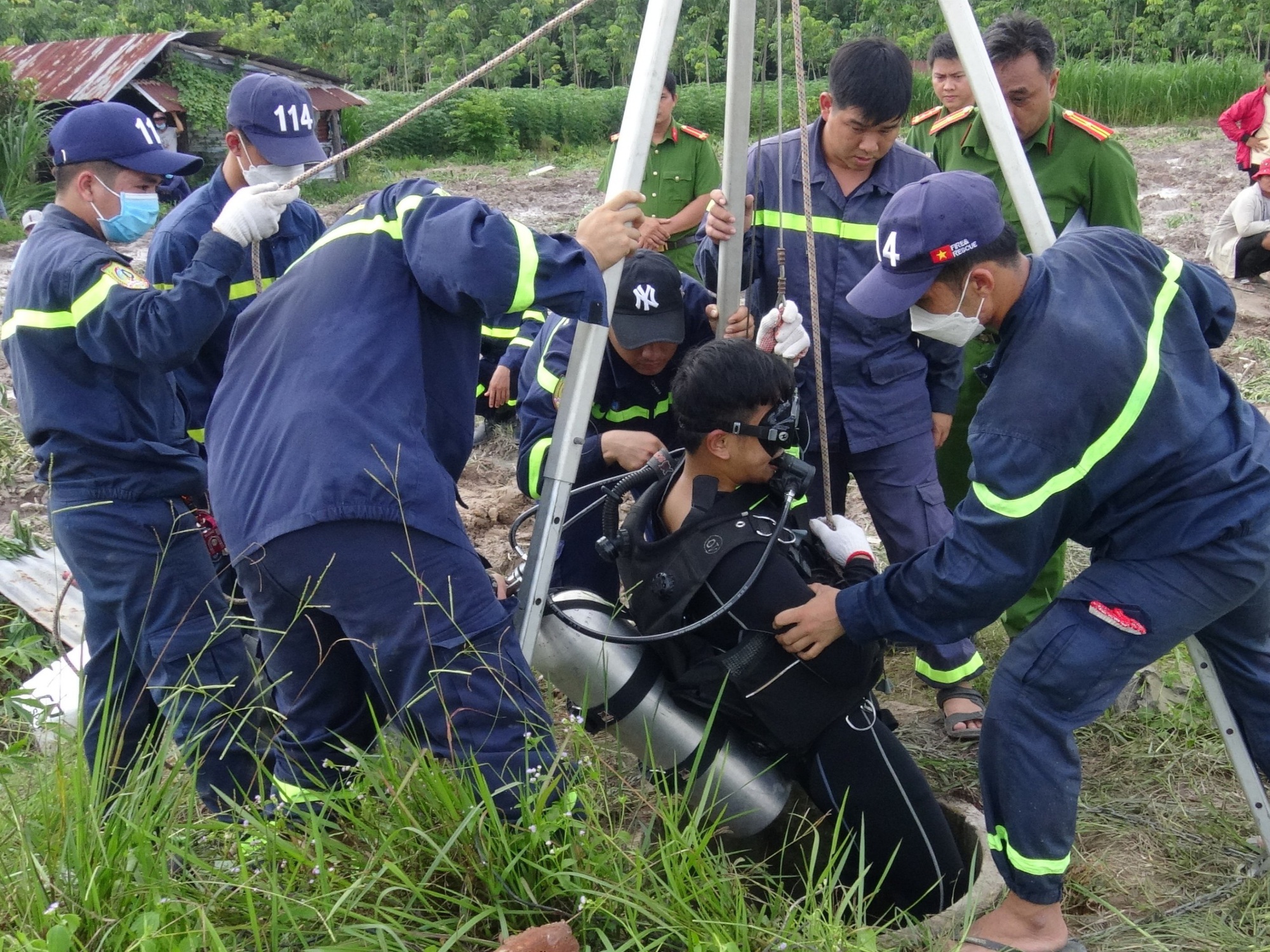 Hút cạn nước giếng sâu hơn 10m tìm thi thể người đàn ông - Ảnh 1. Hút cạn nước giếng sâu hơn 10m tìm thi thể người đàn ông - Ảnh 1.