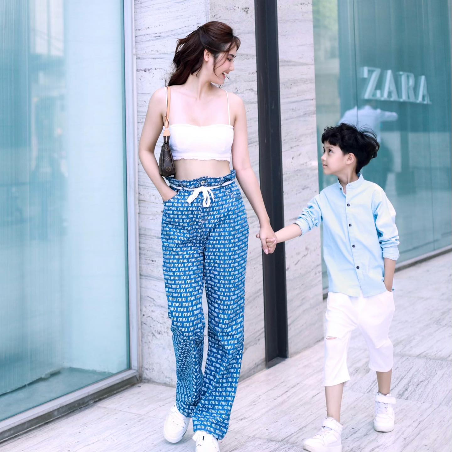 Huyền Lizzie chuyên mặc áo crop top khoe eo thon: Cách mix đồ duyên dáng chứ không hề phô phang - Ảnh 3.