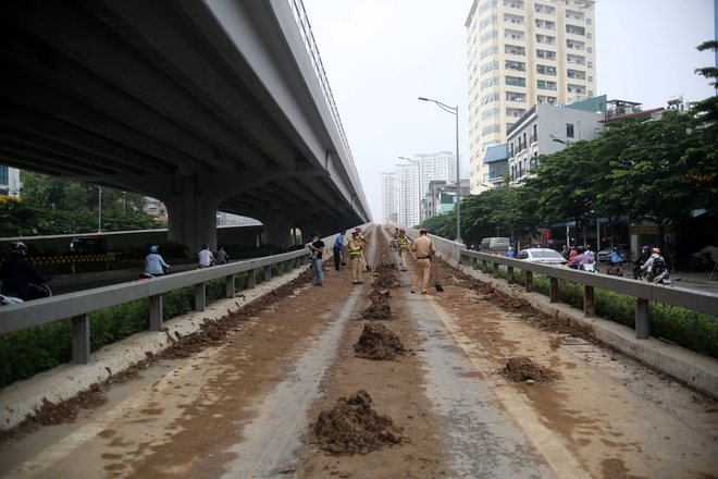 Cảnh sát giao thông vất vả dọn dẹp đất rơi vãi tại tuyến đường cao tốc đẹp nhất Hà Nội - Ảnh 5.
