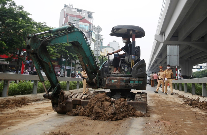 Cảnh sát giao thông vất vả dọn dẹp đất rơi vãi tại tuyến đường cao tốc đẹp nhất Hà Nội - Ảnh 5.