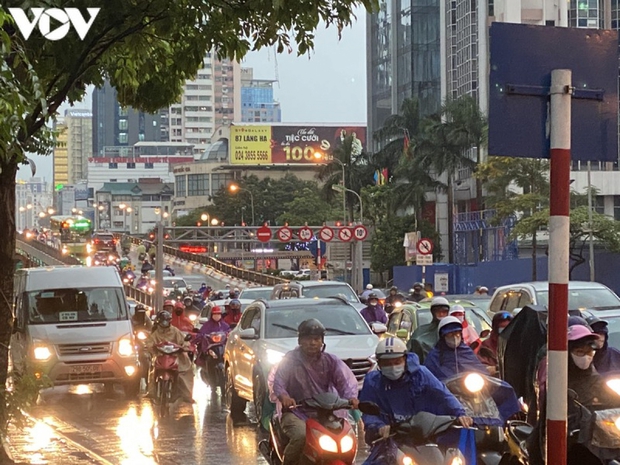 Miền Bắc trải qua tháng 6 &quot;lạ kì&quot;: Mưa dông tiếp diễn kéo dài, thời tiết mát mẻ - Ảnh 1.