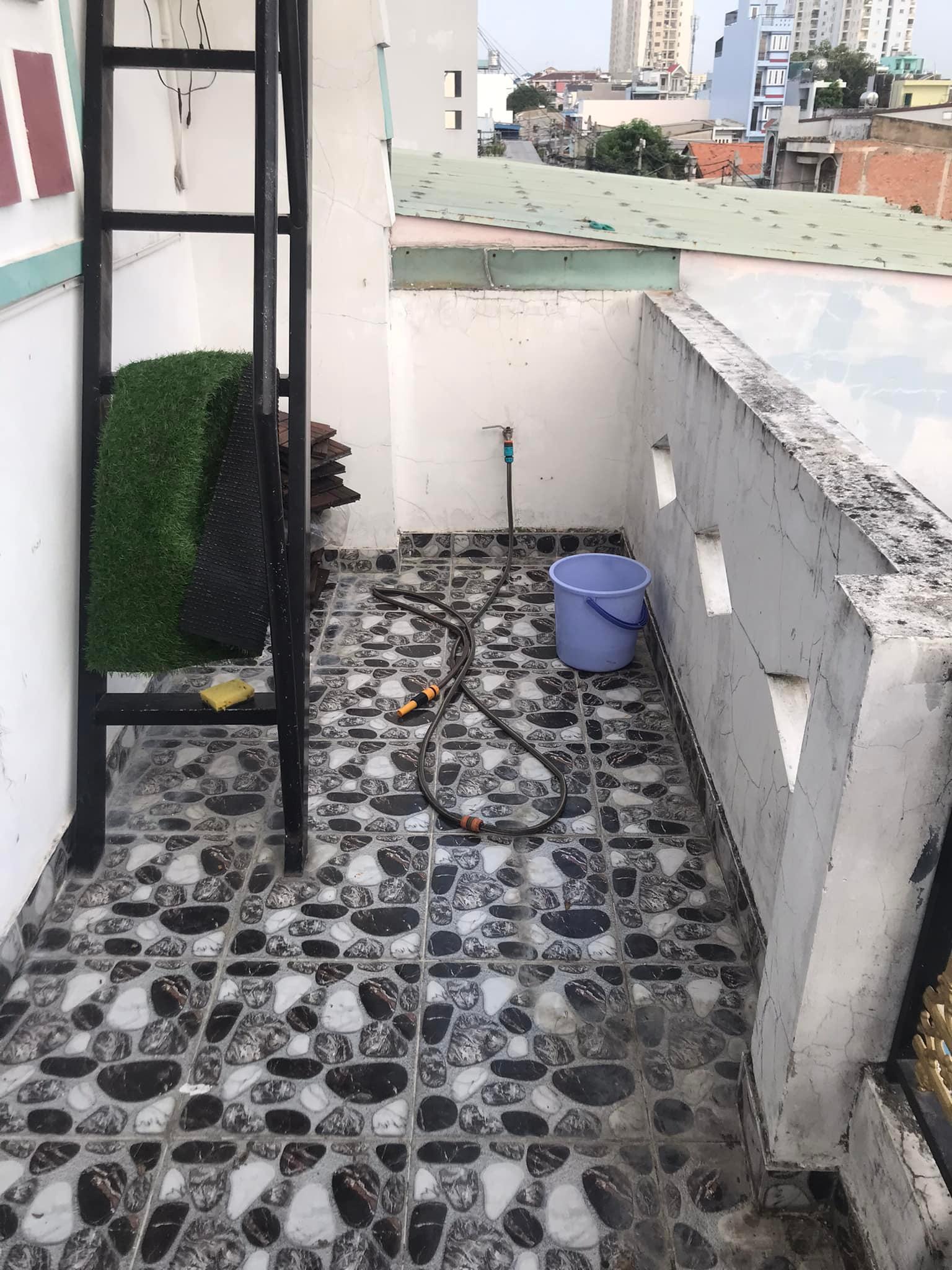 Cặp vợ chồng Sài Gòn cải tạo ban công nhỏ thành "chỗ trốn" ngập cây xanh và gió mát chỉ với 5 triệu đồng - Ảnh 2. Cặp vợ chồng Sài Gòn cải tạo ban công nhỏ thành "chỗ chốn" ngập cây xanh và gió mát chỉ với 5 triệu đồng - Ảnh 2.