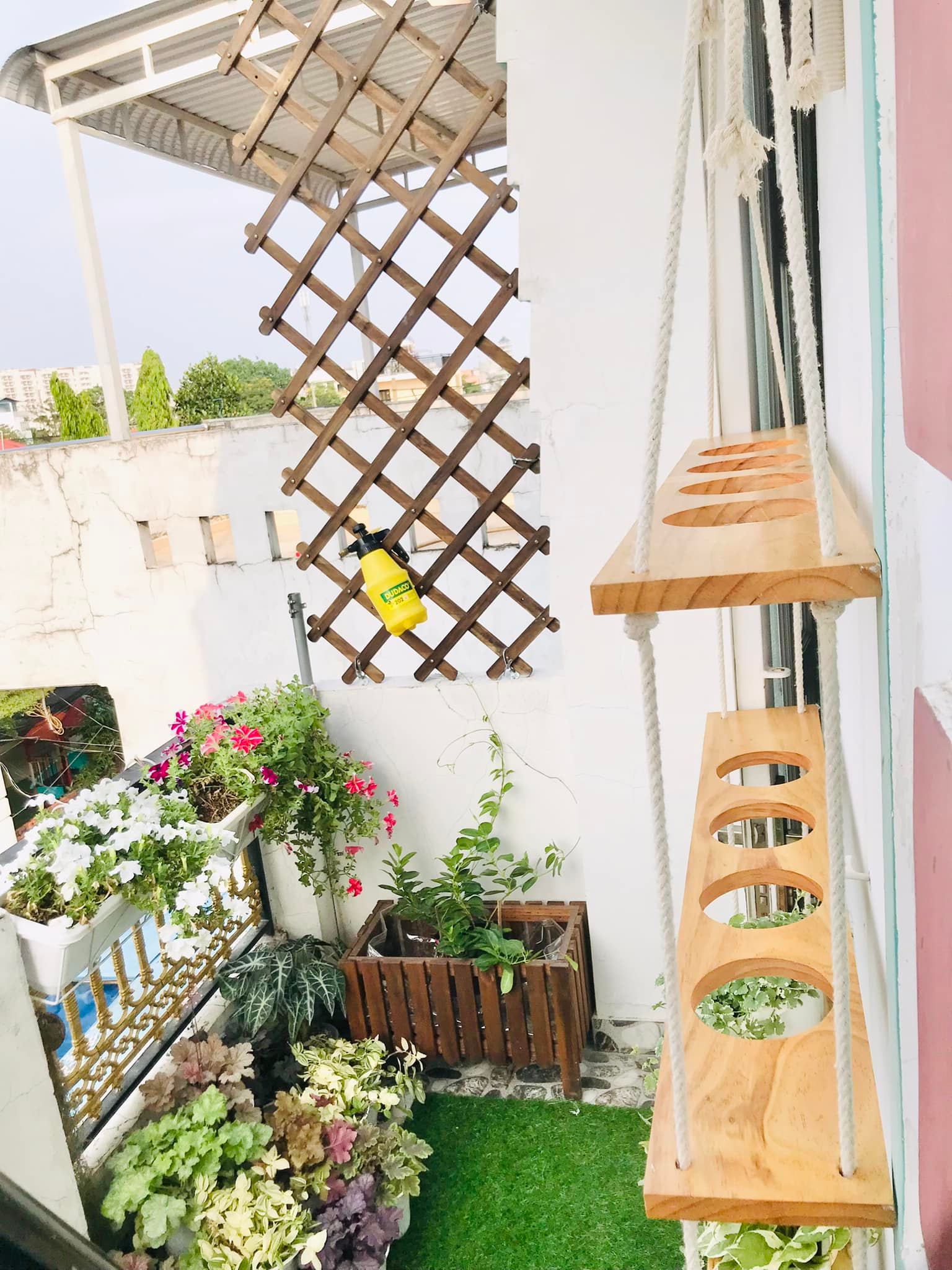 Cặp vợ chồng Sài Gòn cải tạo ban công nhỏ thành "chỗ trốn" ngập cây xanh và gió mát chỉ với 5 triệu đồng - Ảnh 6. Cặp vợ chồng Sài Gòn cải tạo ban công nhỏ thành "chỗ chốn" ngập cây xanh và gió mát chỉ với 5 triệu đồng - Ảnh 6.