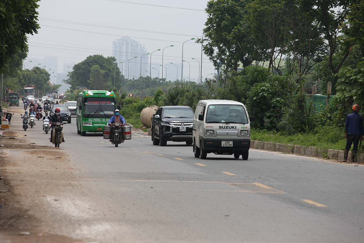 Nghịch lý trên đường gom đại lộ Thăng Long, người đi xe máy không dám đi đúng làn - Ảnh 1.