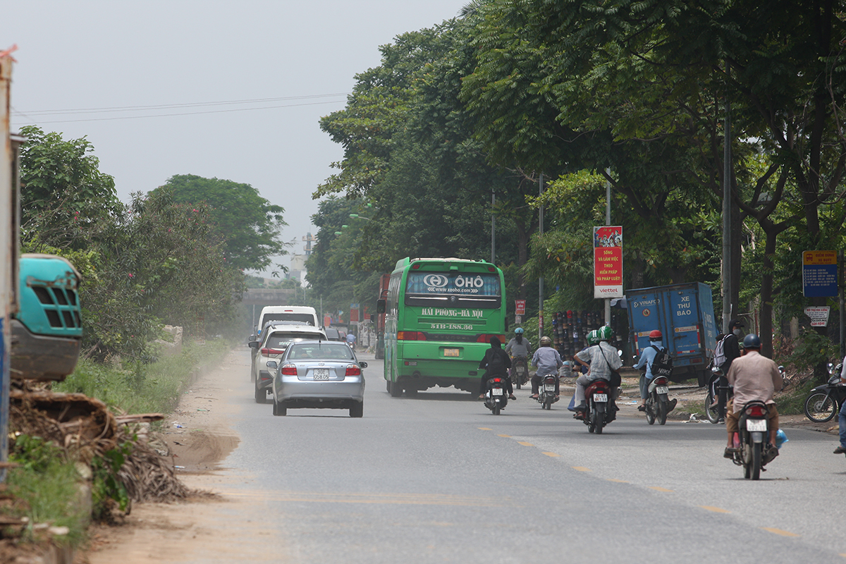 Nghịch lý trên đường gom đại lộ Thăng Long, người đi xe máy không dám đi đúng làn - Ảnh 2.