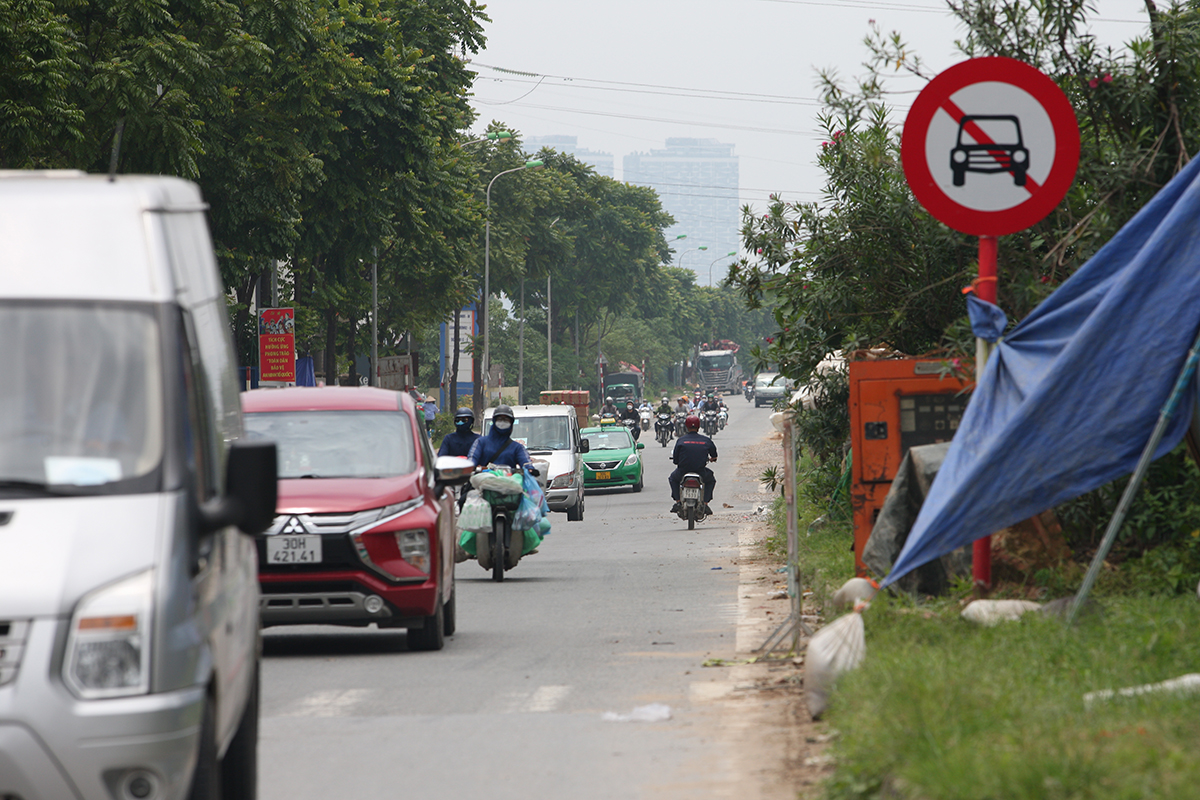 Nghịch lý trên đường gom đại lộ Thăng Long, người đi xe máy không dám đi đúng làn - Ảnh 10.