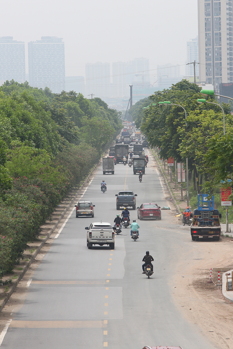 Nghịch lý trên đường gom đại lộ Thăng Long, người đi xe máy không dám đi đúng làn - Ảnh 8.