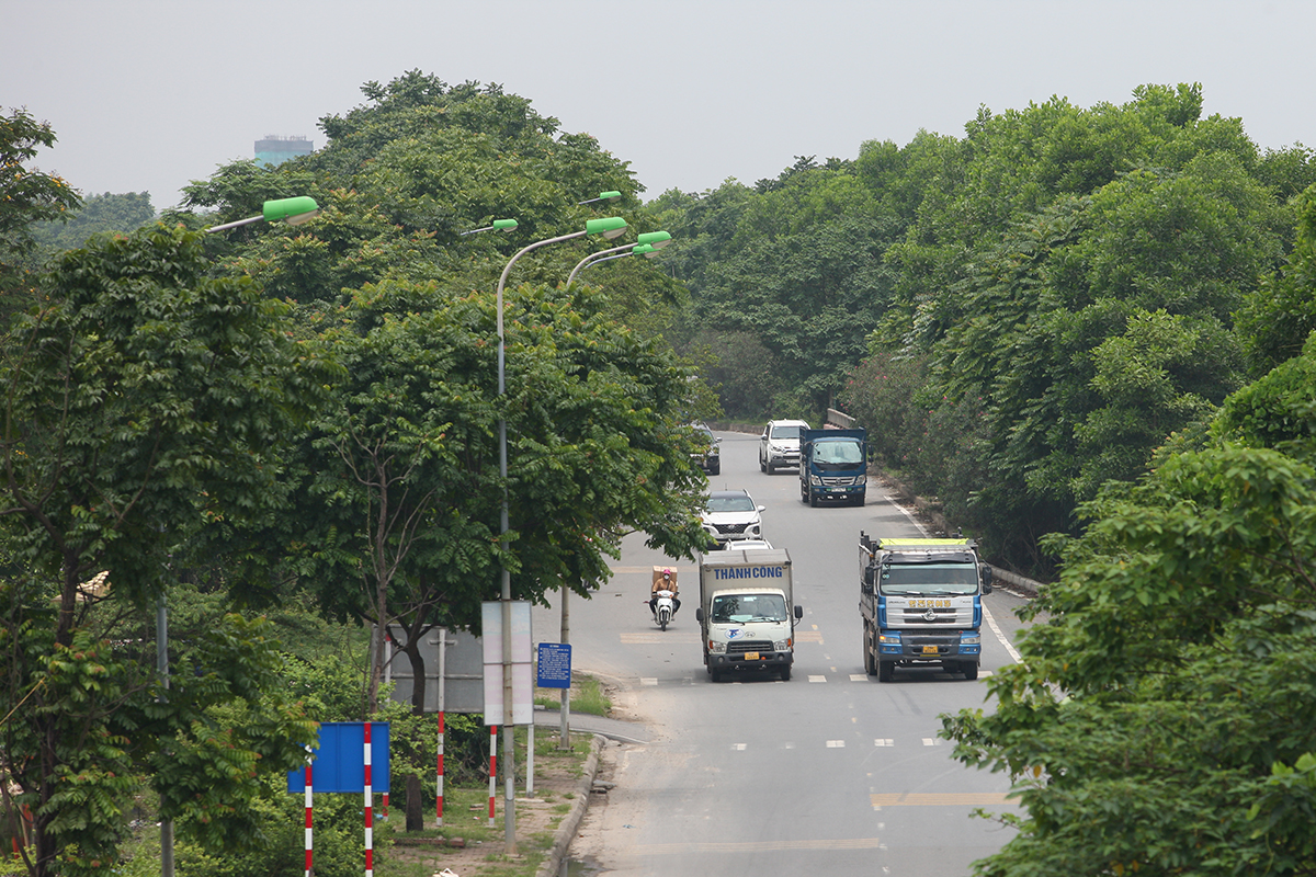 Nghịch lý trên đường gom đại lộ Thăng Long, người đi xe máy không dám đi đúng làn - Ảnh 7.