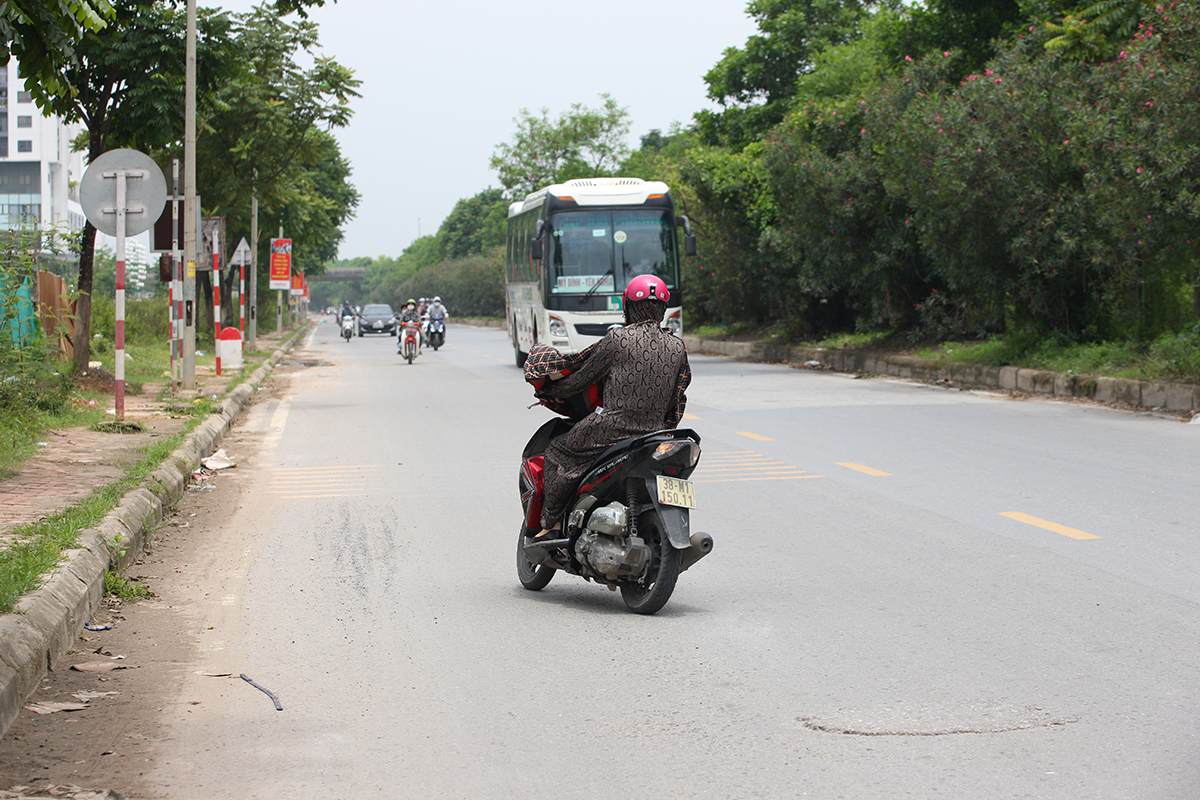 Nghịch lý trên đường gom đại lộ Thăng Long, người đi xe máy không dám đi đúng làn - Ảnh 4.