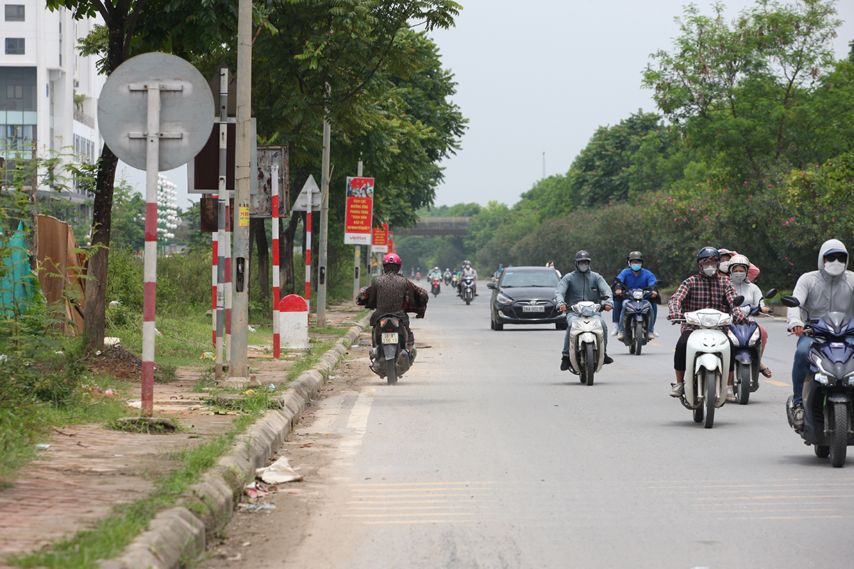 Nghịch lý trên đường gom đại lộ Thăng Long, người đi xe máy không dám đi đúng làn - Ảnh 9.