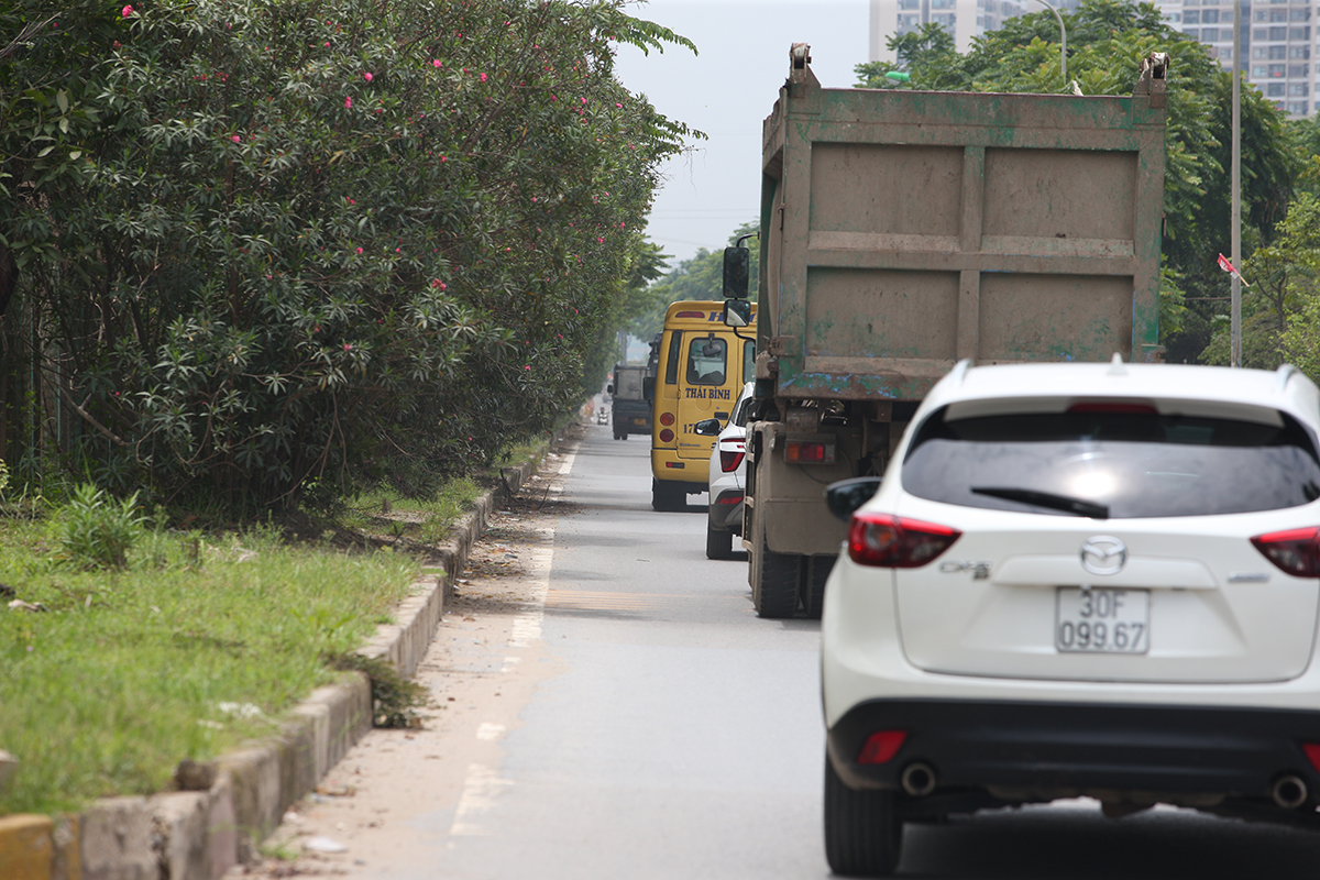 Nghịch lý trên đường gom đại lộ Thăng Long, người đi xe máy không dám đi đúng làn - Ảnh 6.