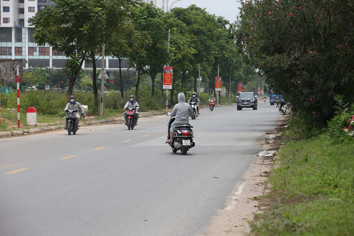 Nghịch lý trên đường gom đại lộ Thăng Long, người đi xe máy không dám đi đúng làn - Ảnh 5.