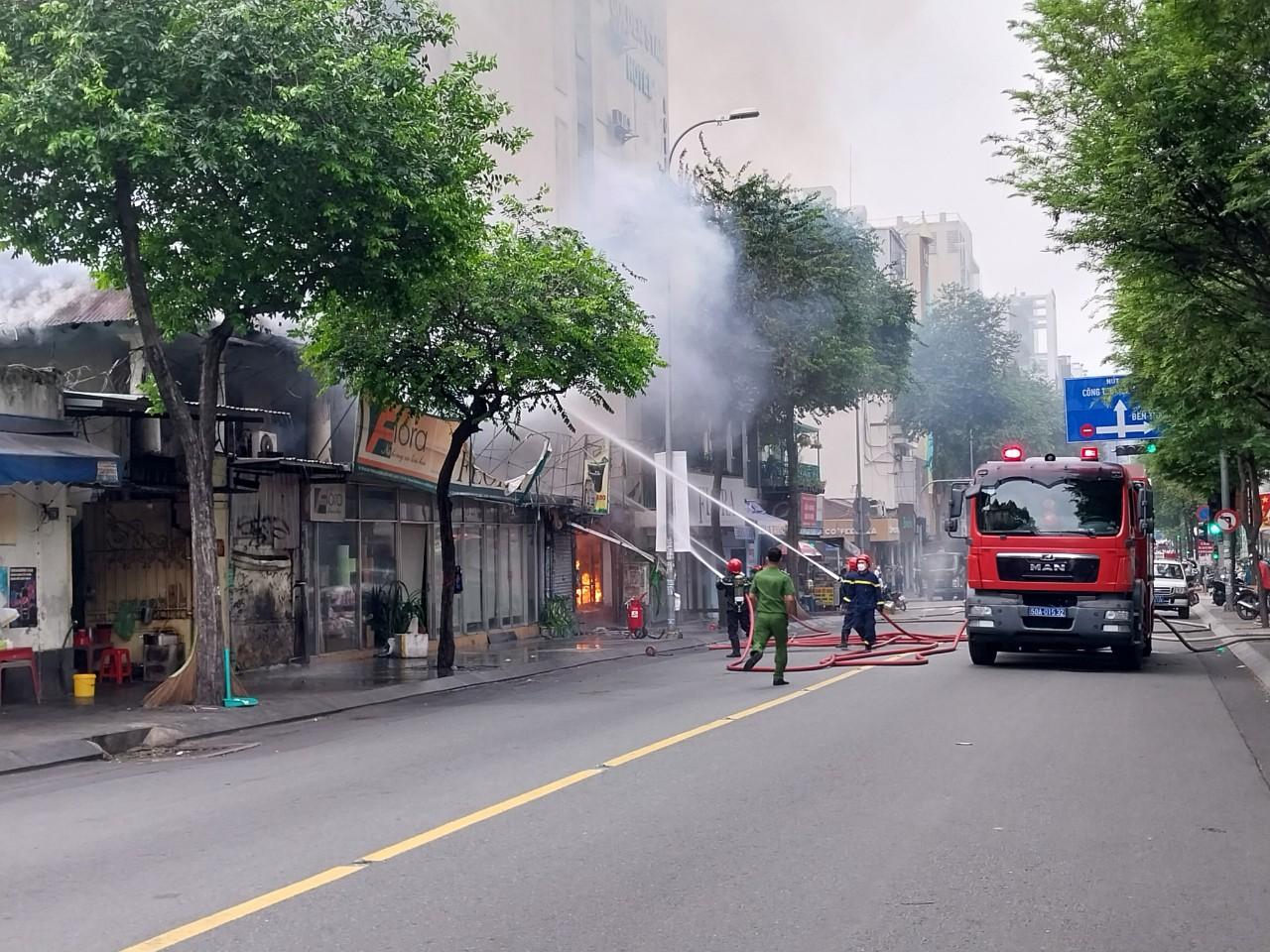 Cháy lớn cửa hàng bán tranh giữa trung tâm TP.HCM, nhiều người tháo chạy - Ảnh 2.