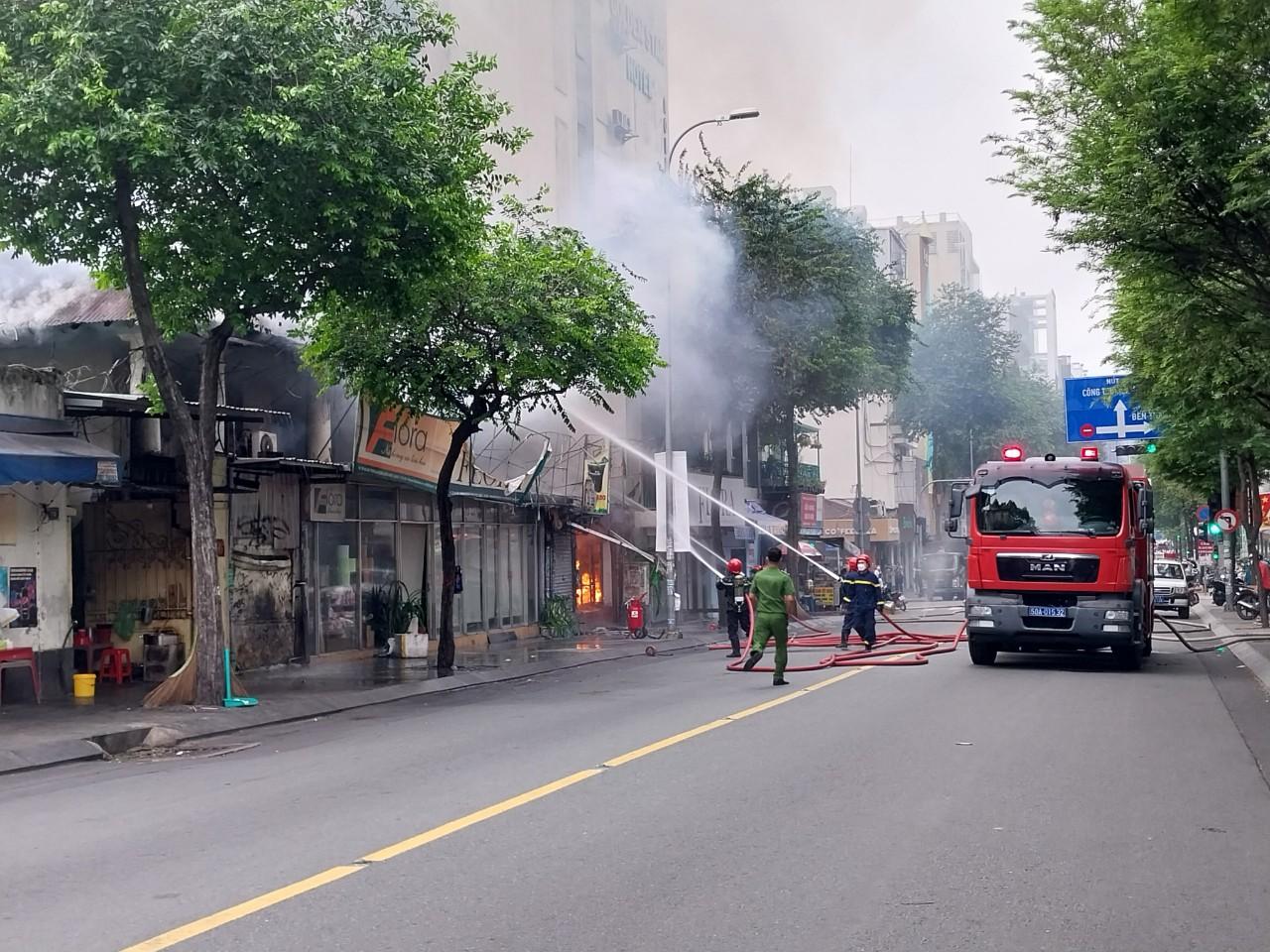 Cháy lớn cửa hàng bán tranh giữa trung tâm TP.HCM, nhiều người tháo chạy - Ảnh 2. Cháy lớn cửa hàng bán tranh giữa trung tâm TP.HCM, nhiều người tháo chạy - Ảnh 2.