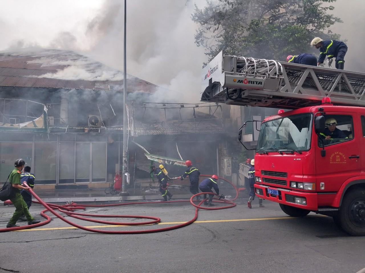 Cháy lớn cửa hàng bán tranh giữa trung tâm TP.HCM, nhiều người tháo chạy - Ảnh 3.