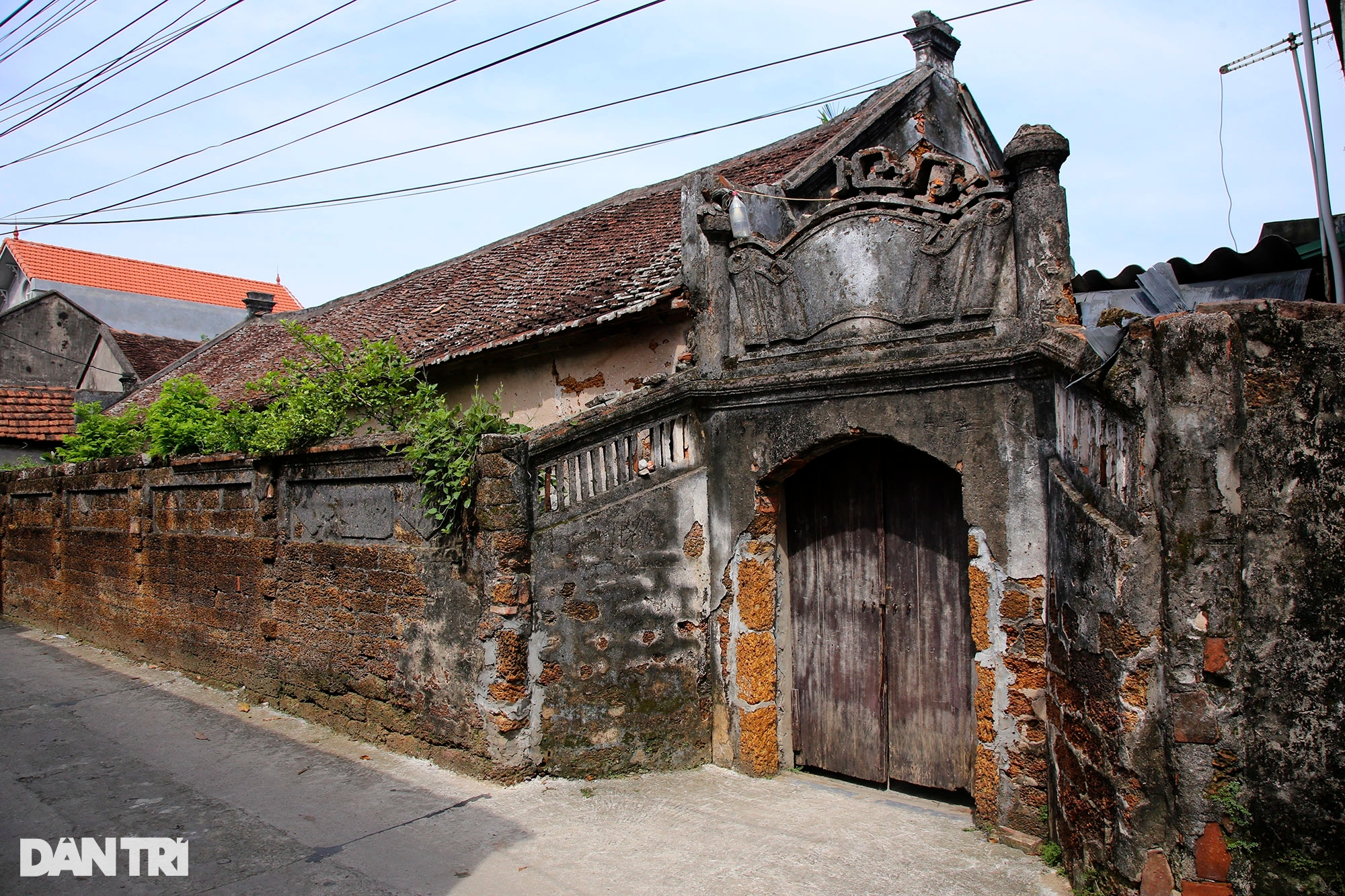 Những chiếc cổng trăm tuổi độc đẹp còn lại ở ngôi làng cổ tại Hà Nội - Ảnh 1.
