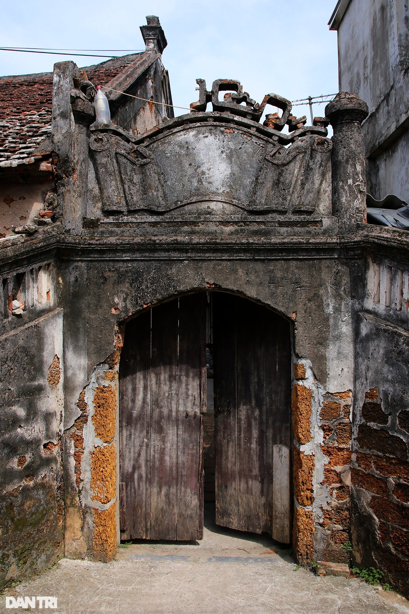 Những chiếc cổng trăm tuổi độc đẹp còn lại ở ngôi làng cổ tại Hà Nội - Ảnh 2.