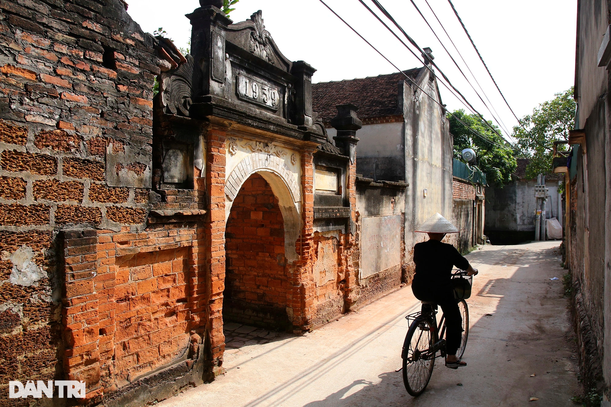 Những chiếc cổng trăm tuổi độc đẹp còn lại ở ngôi làng cổ tại Hà Nội - Ảnh 6.