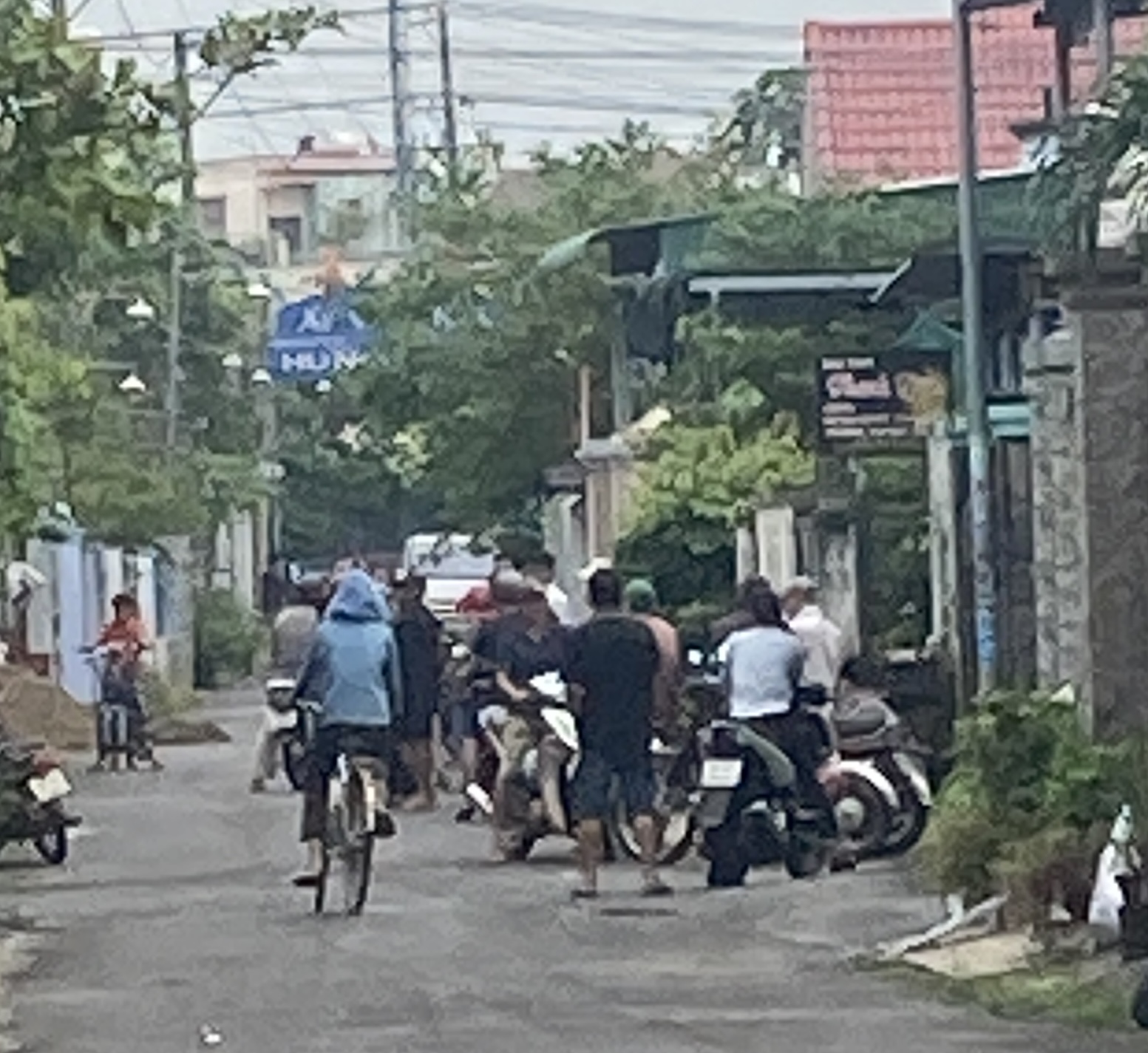 B&agrave;ng ho&agrave;ng ph&aacute;t hiện người phụ nữ treo cổ chết tr&ecirc;n h&agrave;ng r&agrave;o - Ảnh 1.