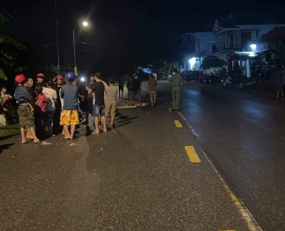 Con bị xe tải k&eacute;o l&ecirc;, cha k&ecirc;u cứu trong v&ocirc; vọng - Ảnh 1.