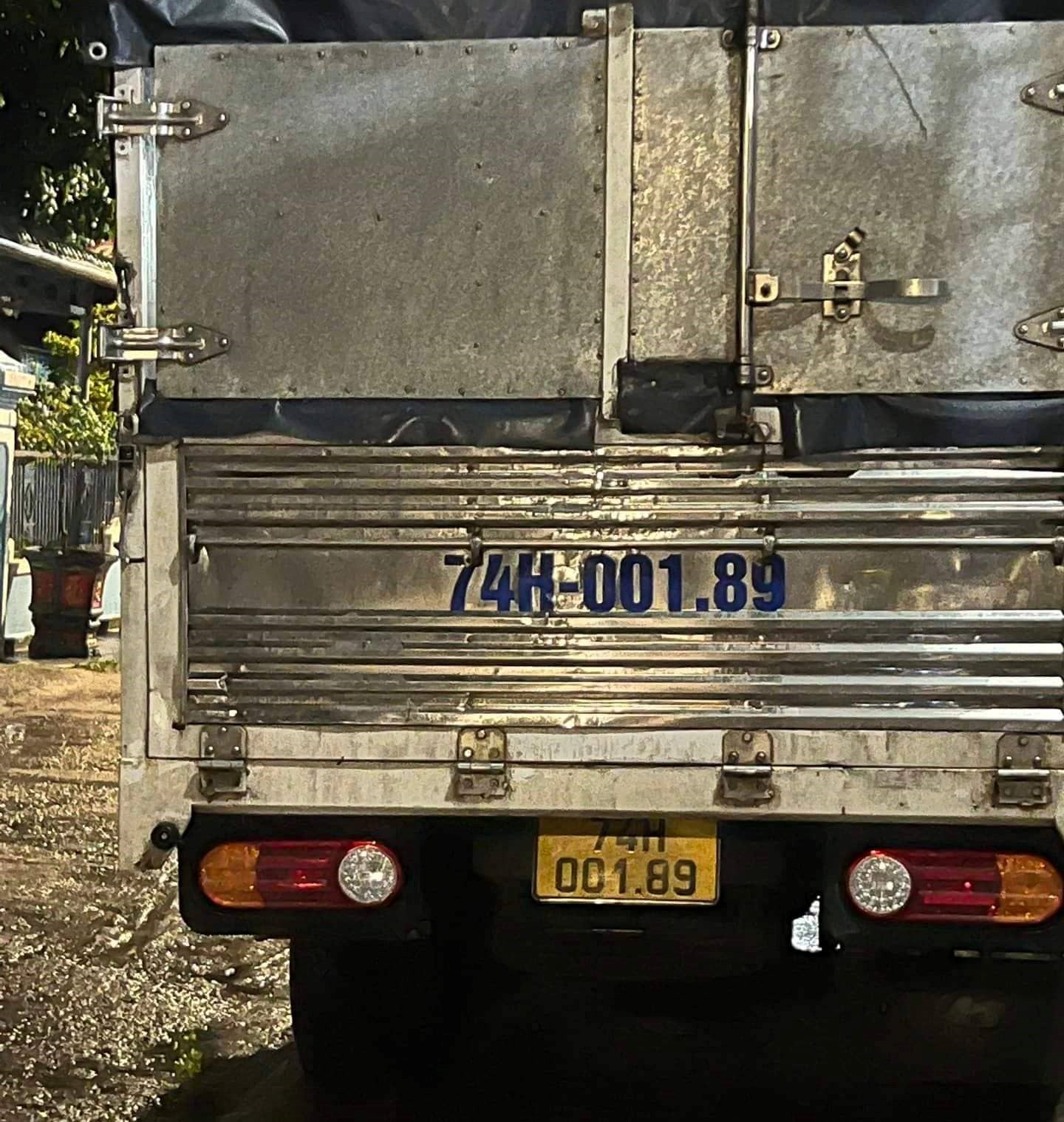 Con bị xe tải k&eacute;o l&ecirc;, cha k&ecirc;u cứu trong v&ocirc; vọng - Ảnh 2.