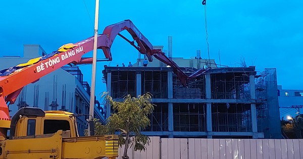 Cần trục phun b&ecirc; t&ocirc;ng tại t&ograve;a nh&agrave; ở Đ&agrave; Nẵng g&atilde;y gập, &iacute;t nhất 3 người thương vong