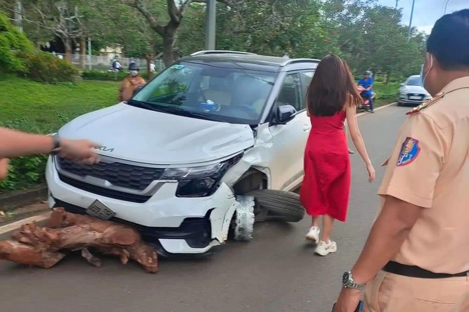 Kinh hãi nữ tài xế lái xe ô tô rụng bánh chạy 10km sau va chạm - Ảnh 3.