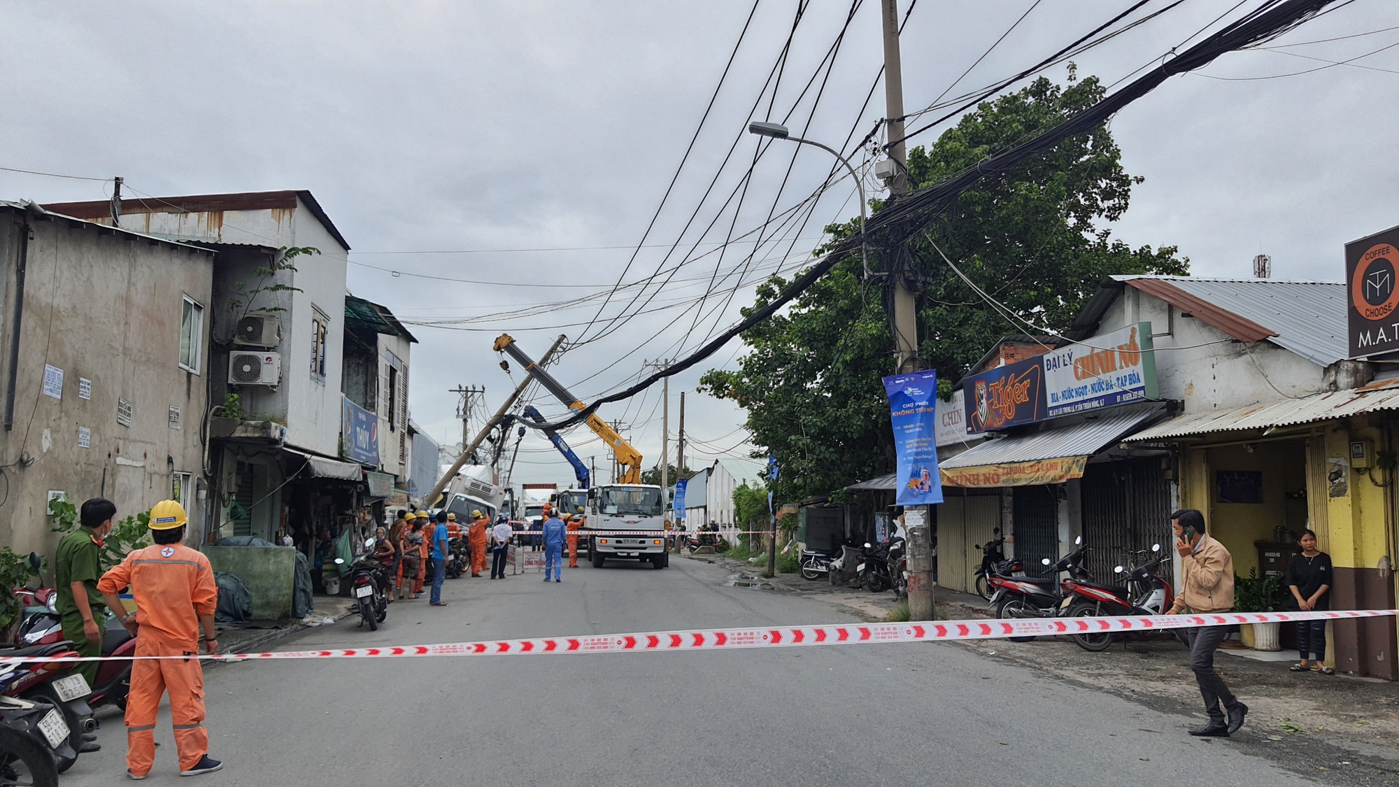 TPHCM: Trụ điện đ&egrave; xe tải giữa đường, h&agrave;ng trăm hộ d&acirc;n mất điện - Ảnh 2.