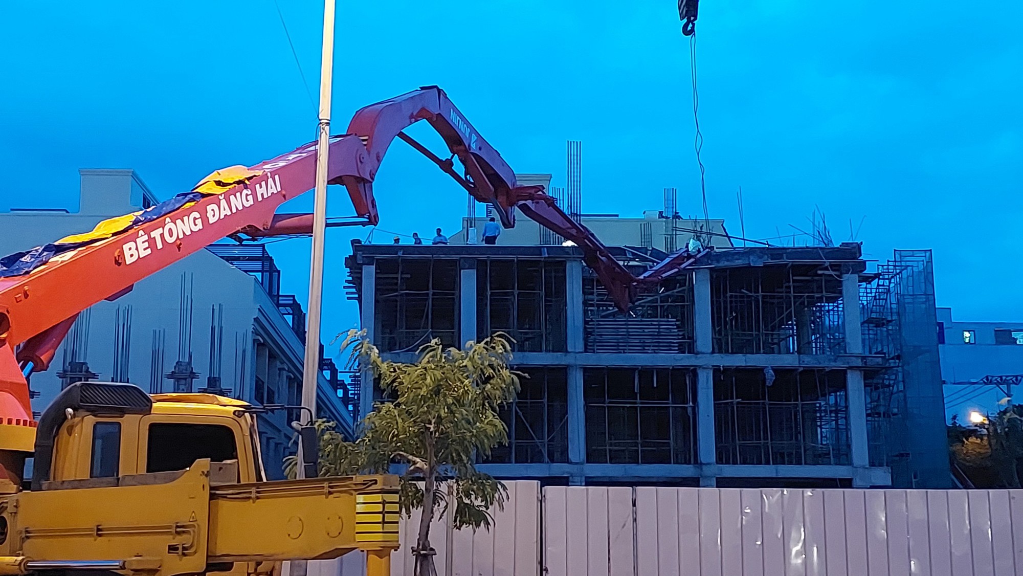 Cần trục phun b&ecirc; t&ocirc;ng tại t&ograve;a nh&agrave; ở Đ&agrave; Nẵng g&atilde;y gập, &iacute;t nhất 3 người thương vong - Ảnh 2.