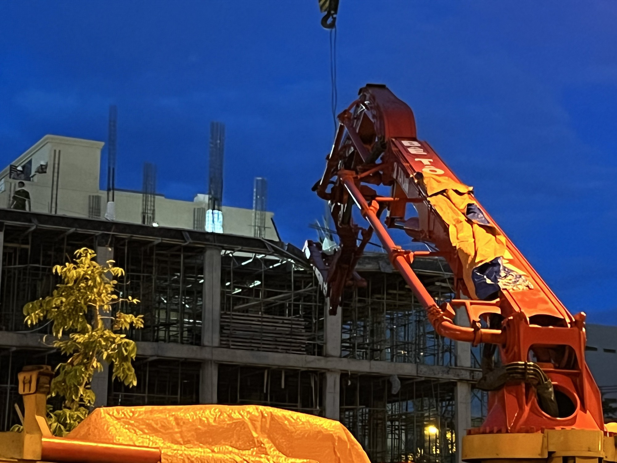 Cần trục phun b&ecirc; t&ocirc;ng tại t&ograve;a nh&agrave; ở Đ&agrave; Nẵng g&atilde;y gập, &iacute;t nhất 3 người thương vong - Ảnh 1.