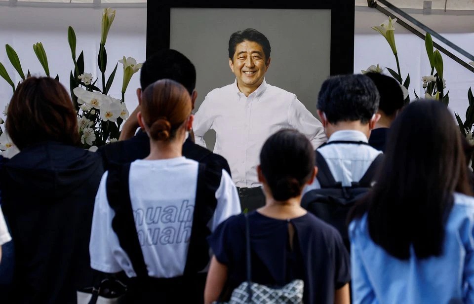 Hàng nghìn người đổ đến chùa tiễn đưa ông Shinzo Abe - Ảnh 2.