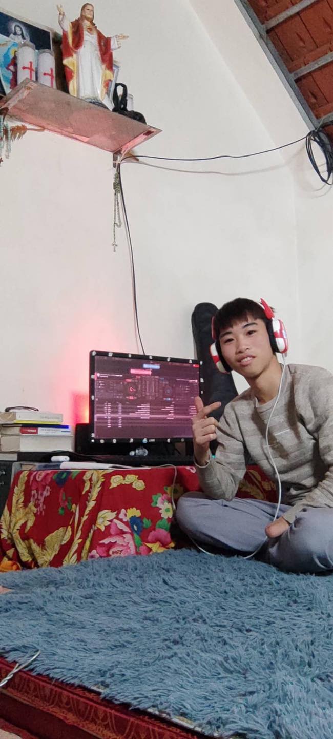 Chàng trai mất 1 bàn tay lên mạng tìm việc: Còn sức khỏe, em còn muốn lao động cho đời - Ảnh 2. Chàng trai mất 1 bàn tay lên mạng tìm việc: Còn sức khỏe, em còn muốn lao động cho đời - Ảnh 2.