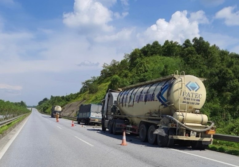 Xuống kiểm tra xe, t&agrave;i xế bị t&ocirc;ng tử vong ở l&agrave;n dừng khẩn cấp - Ảnh 1.