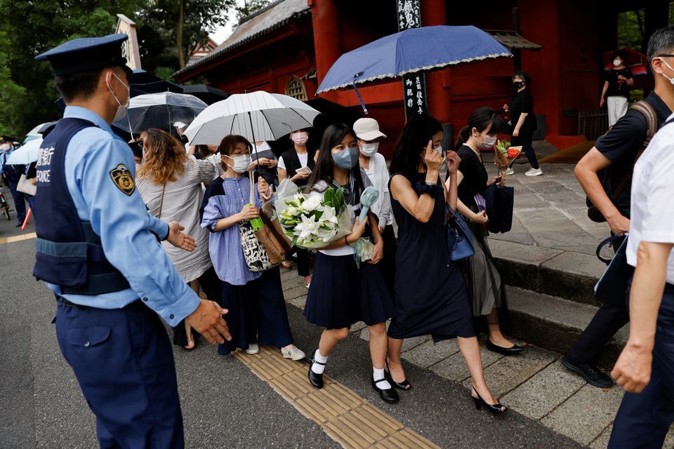 Hàng nghìn người đổ đến chùa tiễn đưa ông Shinzo Abe - Ảnh 4.