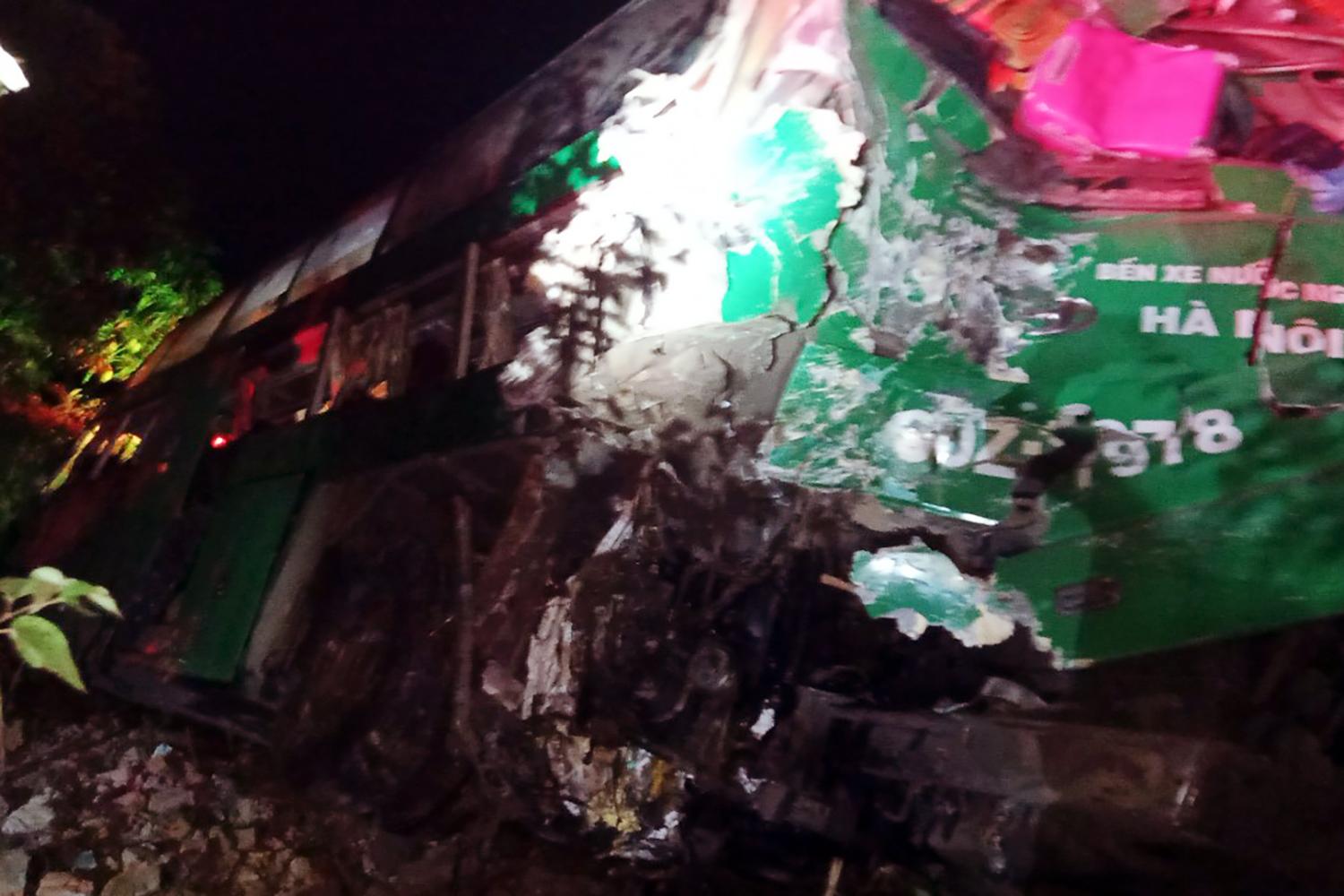 Xe tải t&ocirc;ng xe kh&aacute;ch, ba người tử vong - Ảnh 1.