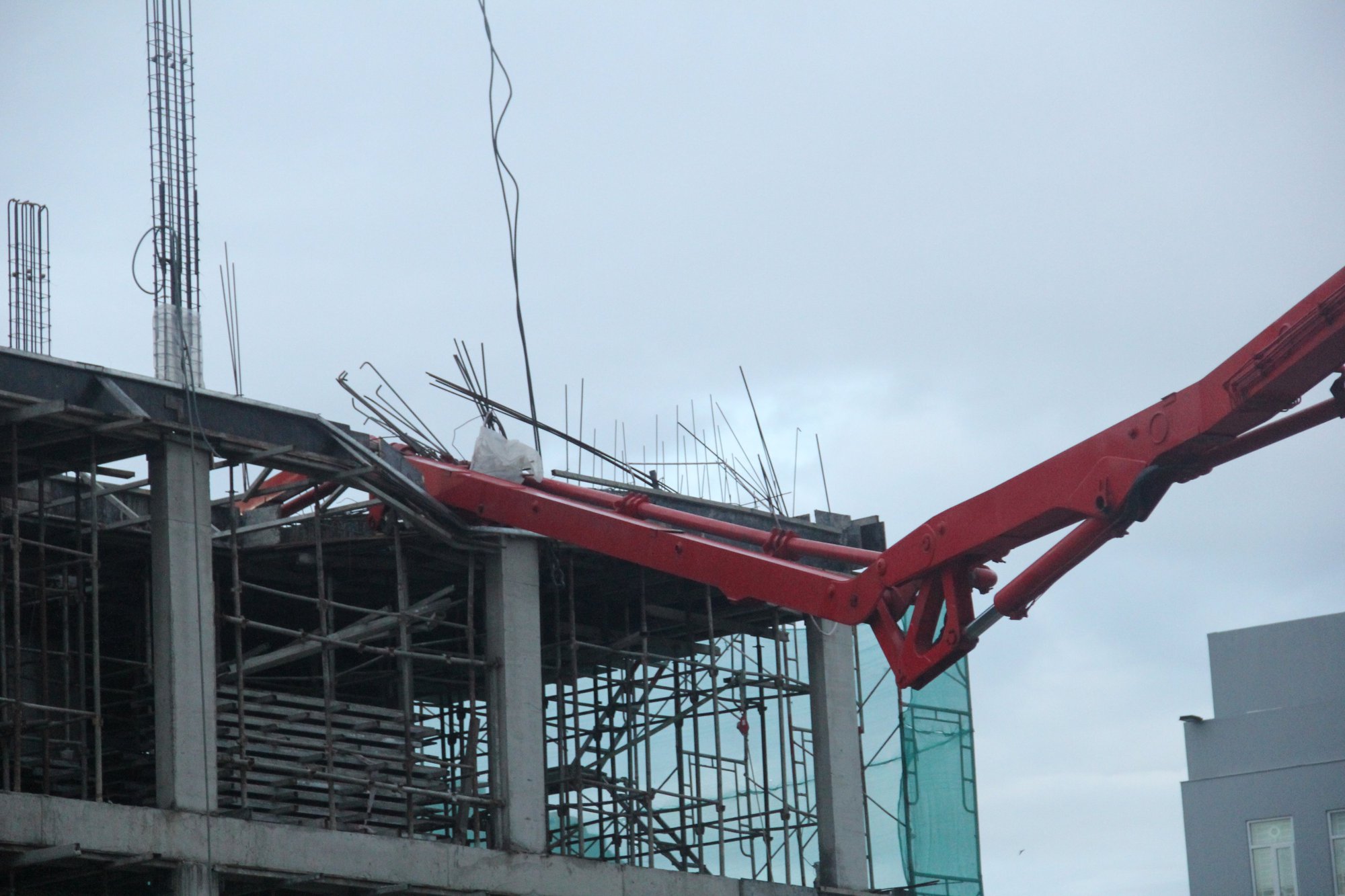 Vụ xe bơm b&ecirc; t&ocirc;ng g&atilde;y cần đ&egrave; nh&oacute;m c&ocirc;ng nh&acirc;n: Th&ecirc;m nạn nh&acirc;n thứ 2 tử vong - Ảnh 1.