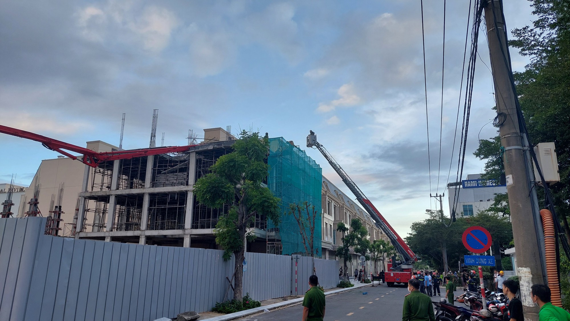 Vụ xe bơm b&ecirc; t&ocirc;ng g&atilde;y cần đ&egrave; nh&oacute;m c&ocirc;ng nh&acirc;n: Th&ecirc;m nạn nh&acirc;n thứ 2 tử vong - Ảnh 2.