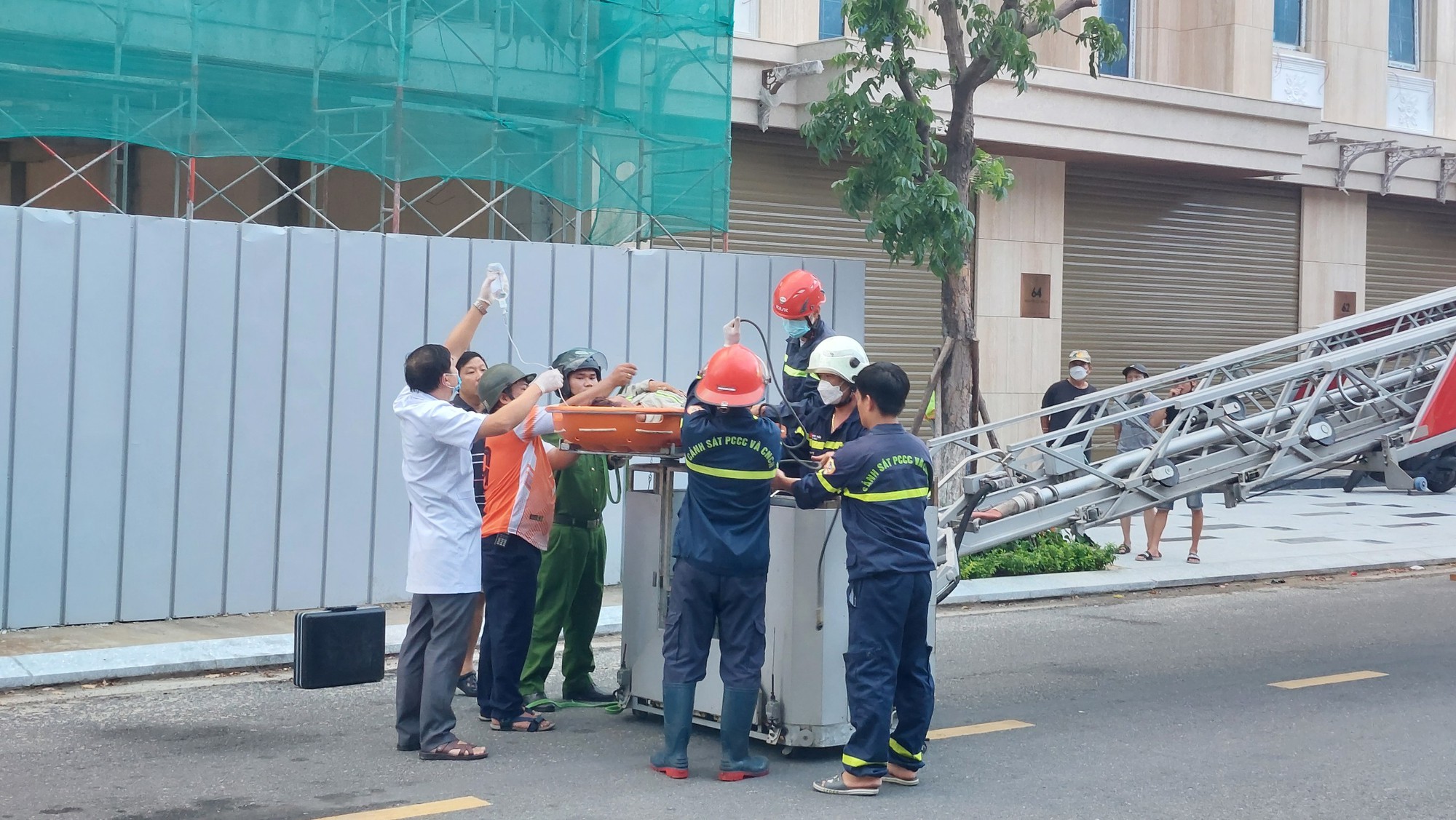 Vụ xe bơm b&ecirc; t&ocirc;ng g&atilde;y cần đ&egrave; nh&oacute;m c&ocirc;ng nh&acirc;n: Th&ecirc;m nạn nh&acirc;n thứ 2 tử vong - Ảnh 4.