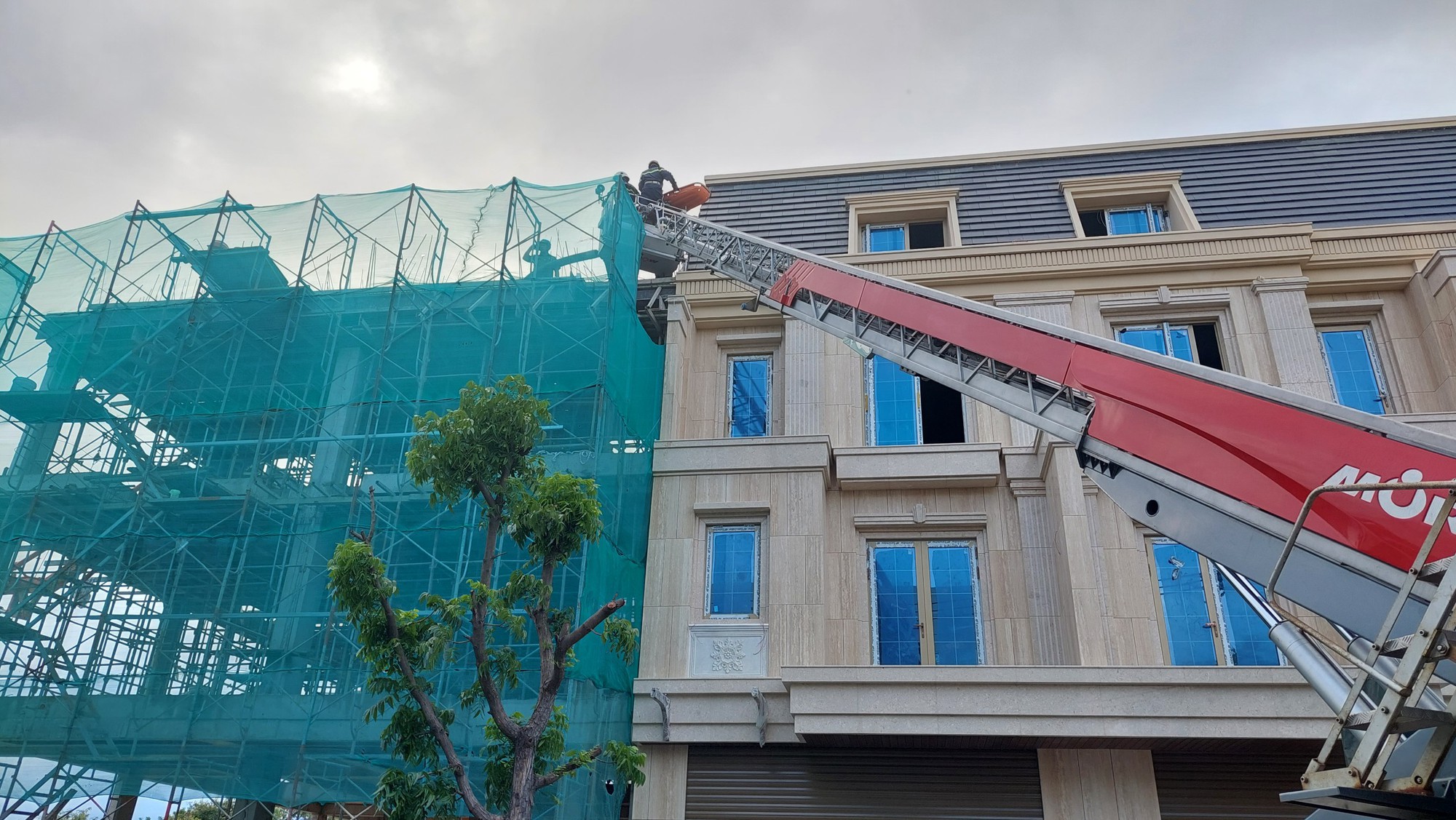 Vụ xe bơm b&ecirc; t&ocirc;ng g&atilde;y cần đ&egrave; nh&oacute;m c&ocirc;ng nh&acirc;n: Th&ecirc;m nạn nh&acirc;n thứ 2 tử vong - Ảnh 3.