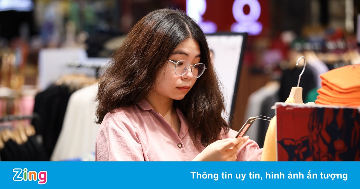 Nhiều người mua đồ thanh lý, về sống với cha mẹ khi giá cả tăng