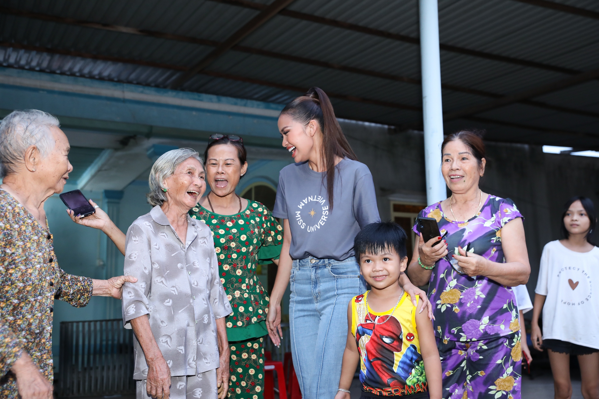 Phỏng vấn mẹ Tân Hoa hậu Ngọc Châu: Xuất tiền sửa nhà thì con cũng bầm dập cái thân, thấy nó hốc hác cũng xót chứ - Ảnh 8.