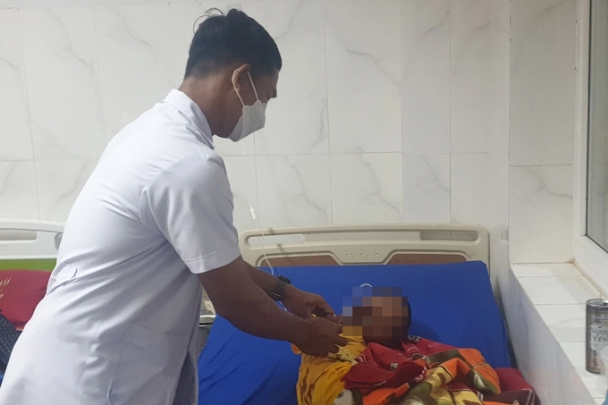 Th&ocirc;ng tin mới g&acirc;y bất ngờ vụ b&eacute; 8 tuổi bị đốt ch&acirc;n - Ảnh 2.