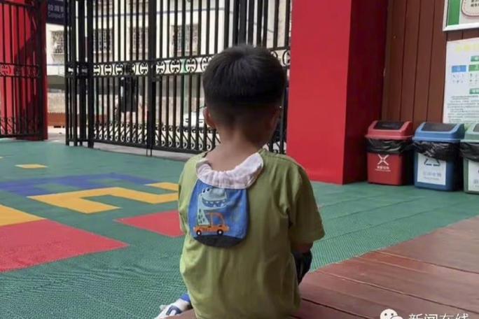 Xót xa bé 5 tuổi bị cả dòng họ bỏ rơi ở trường mầm non khi phát hiện không cùng máu mủ - Ảnh 1.