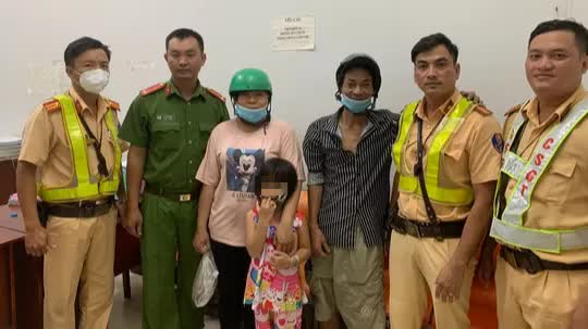 CLIP: B&eacute; g&aacute;i 5 tuổi đi lang thang 10 km trước khi gặp CSGT - Ảnh 1.