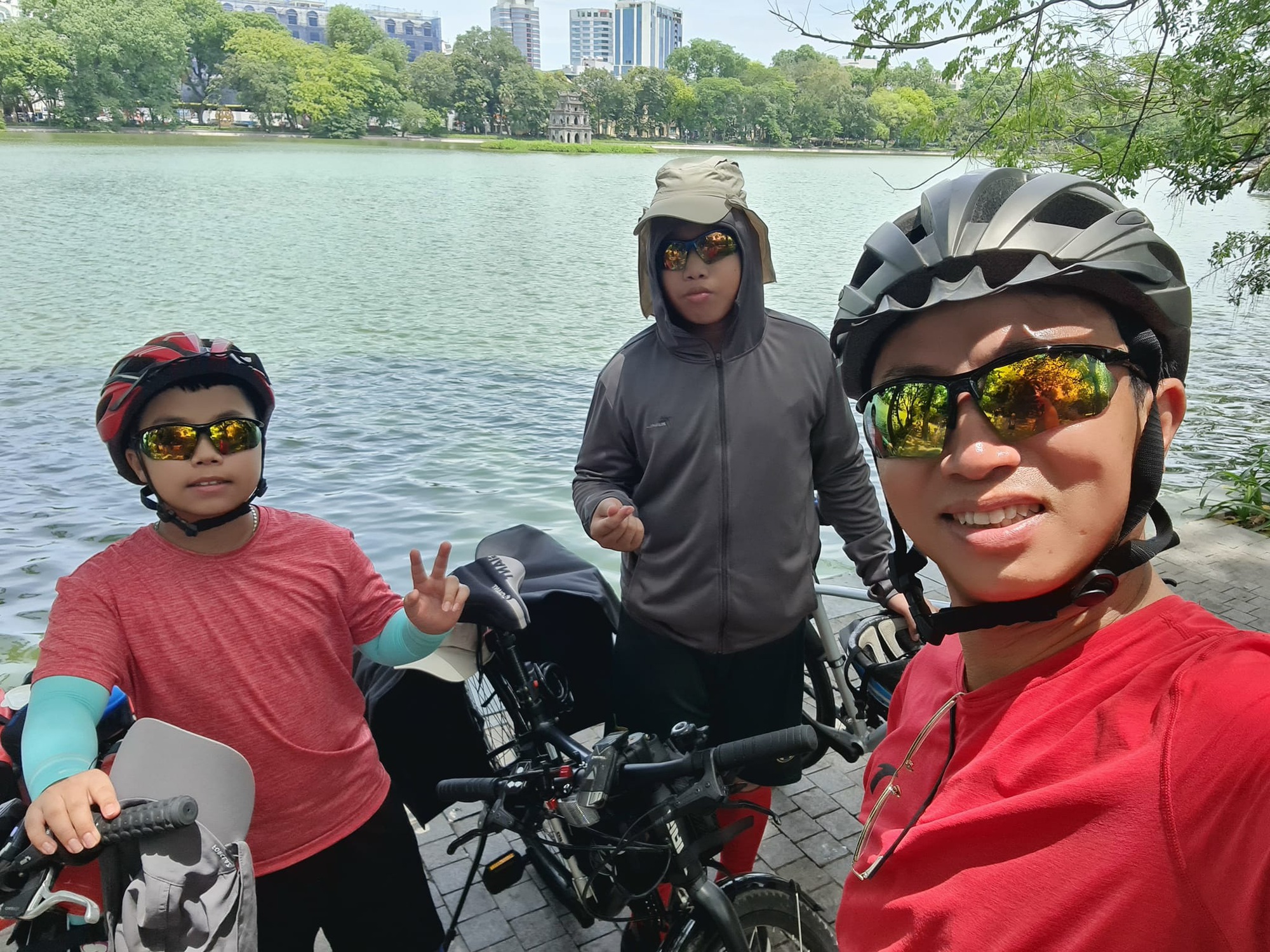 Hi hữu: Cậu bé 11 tuổi đạp xe vượt 1800km từ Bắc vào Nam - Ảnh 1. Hi hữu: Cậu bé 11 tuổi đạp xe vượt 1800km từ Bắc vào Nam - Ảnh 1.