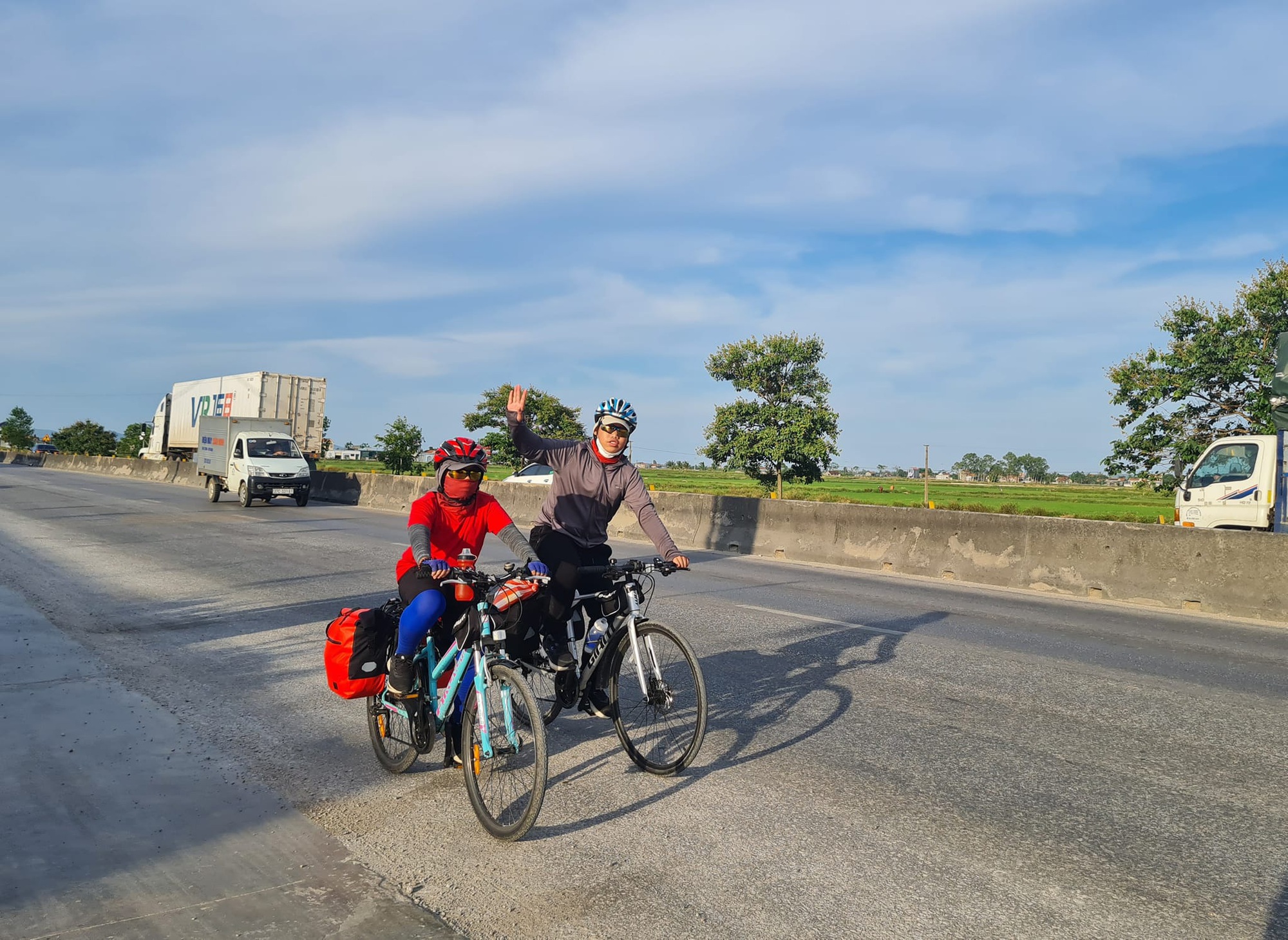 Hi hữu: Cậu bé 11 tuổi đạp xe vượt 1800km từ Bắc vào Nam - Ảnh 3. Hi hữu: Cậu bé 11 tuổi đạp xe vượt 1800km từ Bắc vào Nam - Ảnh 3.